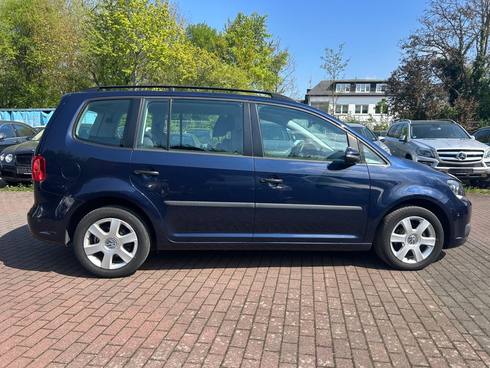 Volkswagen Touran 2015 — interior