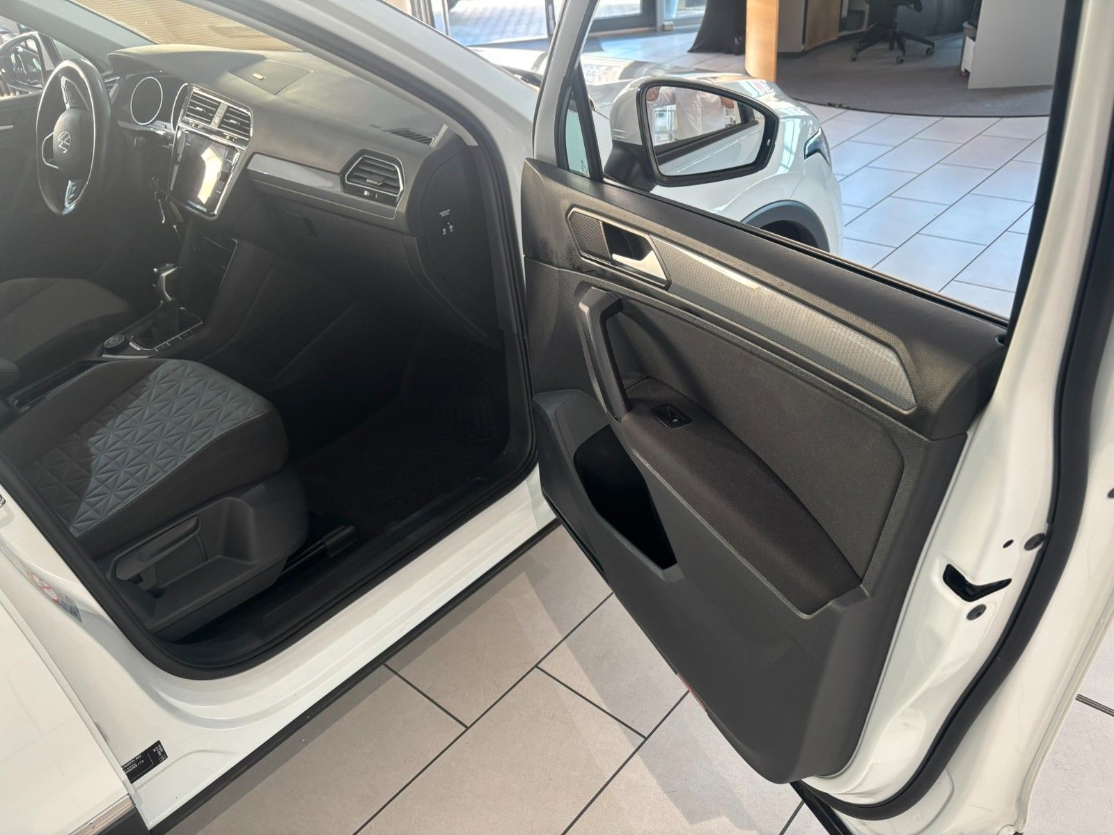 Fahrzeugabbildung Volkswagen Tiguan 2.0 TDI Life 4Motion AHK/NAVI/KAMERA/SHZ