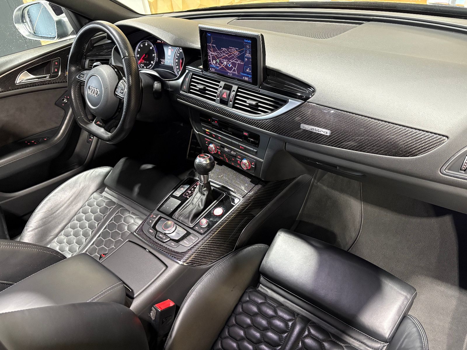 Fahrzeugabbildung Audi RS6 Avant 4.0 TFSI quattro performance/RAUTE/360