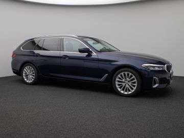 Fahrzeugabbildung BMW 520d xD Luxury Line Kamera HUD DAB HiFi DisplKey