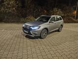 Mitsubishi Outlander 2.2 DI-D Top ClearTec Auto 4WD 7 Sitze - Mitsubishi Outlander in Stuttgart