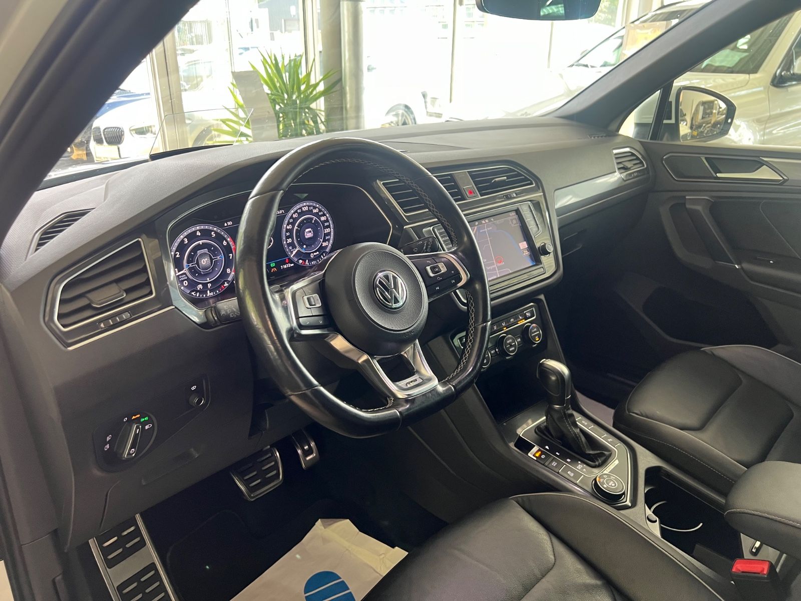 Fahrzeugabbildung Volkswagen Tiguan Highline 4Motion R line *HEAD-UP*MEMORY*