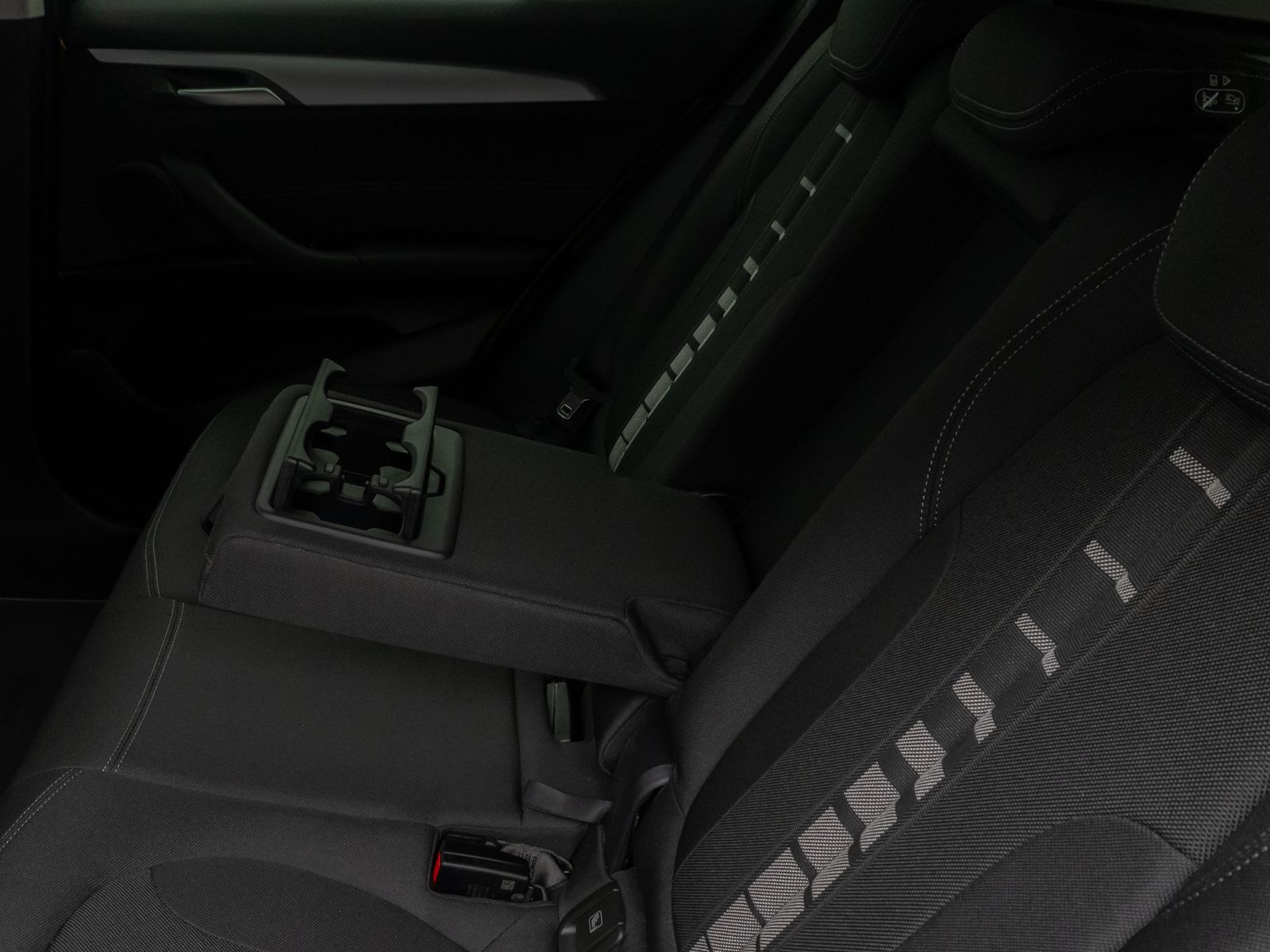 Fahrzeugabbildung BMW X2 xD25e Kamera HUD DAB Navi+ Alarm Sport LED