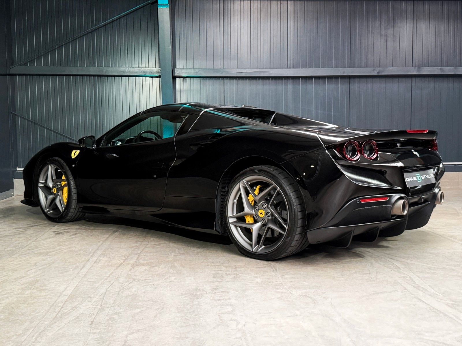 Fahrzeugabbildung Ferrari F8 Spider + Nero Daytona + Carbon + Lift + Garan