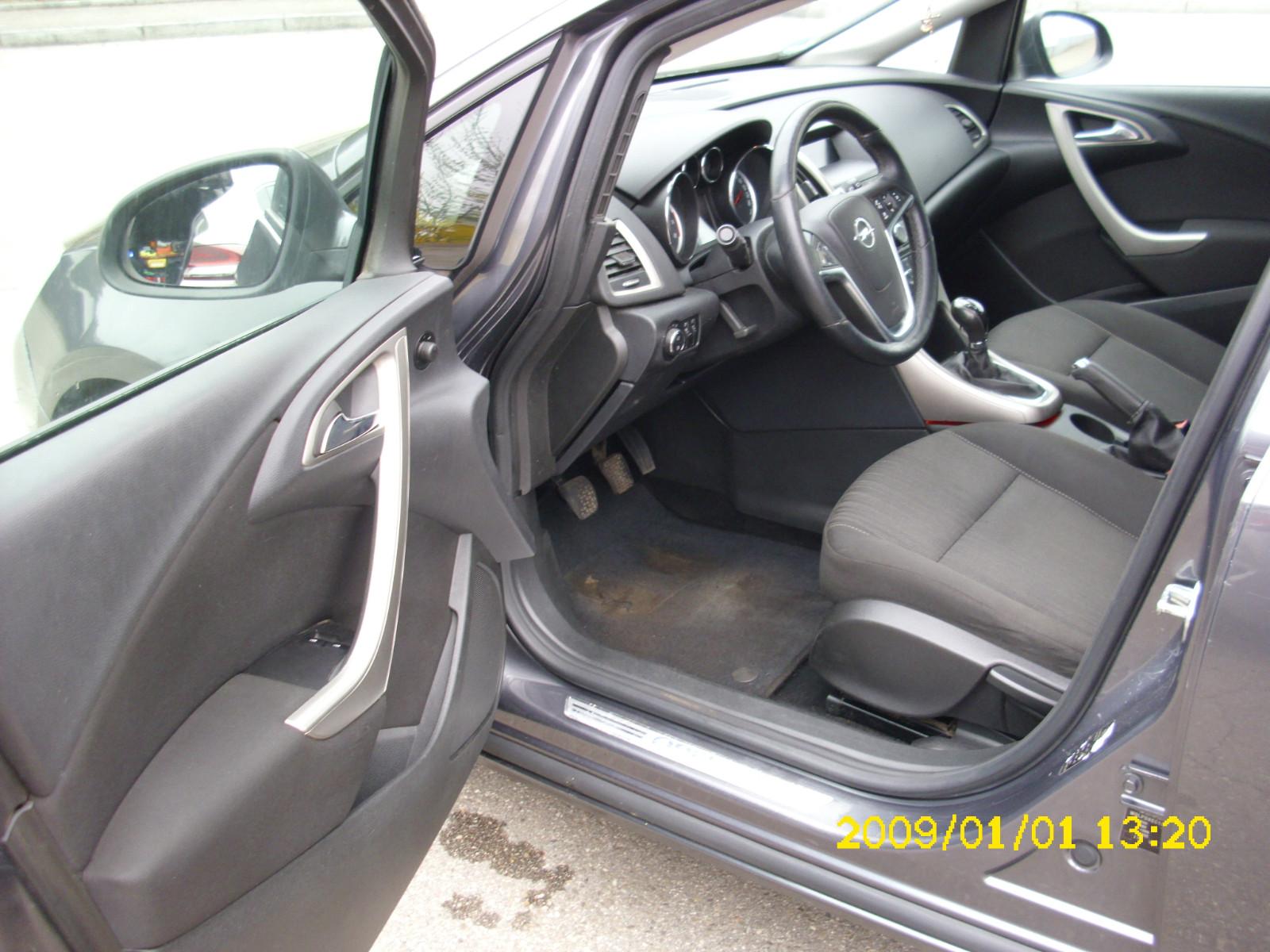 Opel Astra 2011 — photo 12