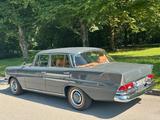 Mercedes-Benz 220 - Mercedes-Benz 220 mit Benzin-Antrieb: Limousine