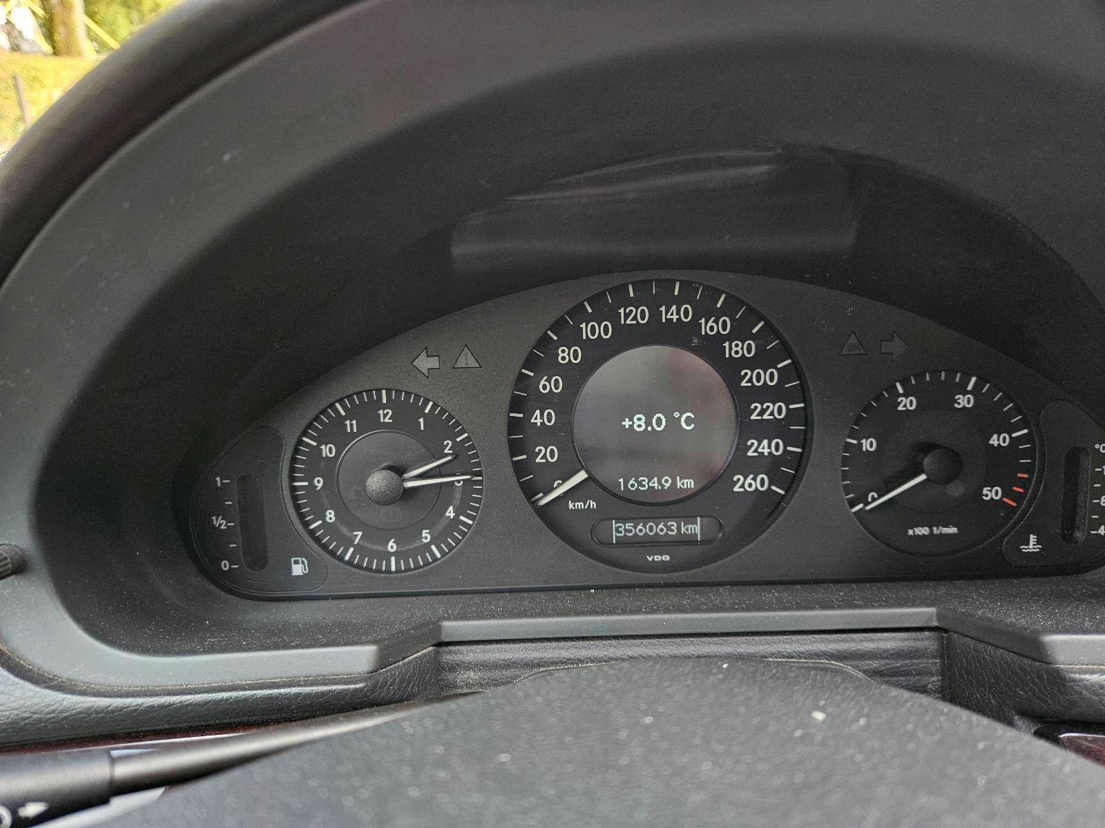 Mercedes-Benz E220 2005 — photo 11