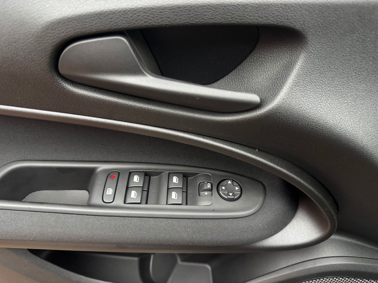 Fahrzeugabbildung Fiat 600 1.2 BUSINESS EDITION NAVI SITZHEIZUNG KLIMA