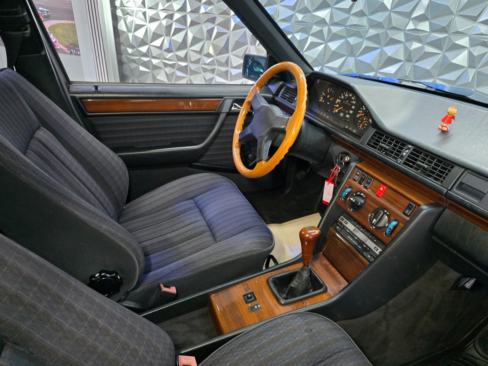 MERCEDES-BENZ E 230 TE BREAK W124 132 ch BVM 1ère MAIN - ATTELAGE - TOIT OUVRANT - 224240 km