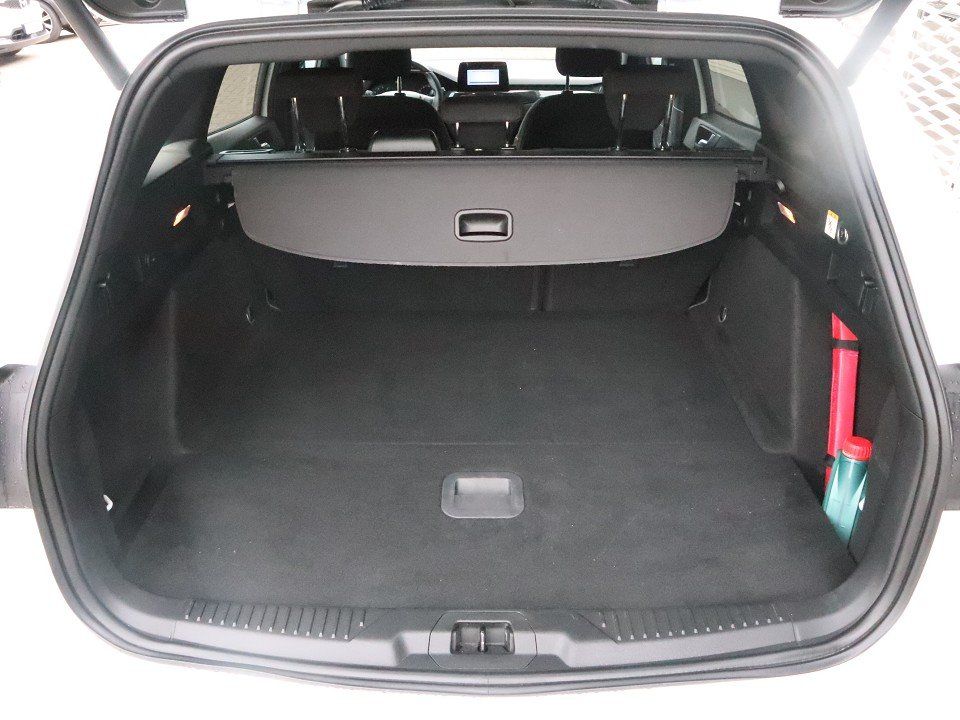 Fahrzeugabbildung Ford Focus Turnier 1.5 ST-Line AHK NAVI ACAA SHZ KeyL