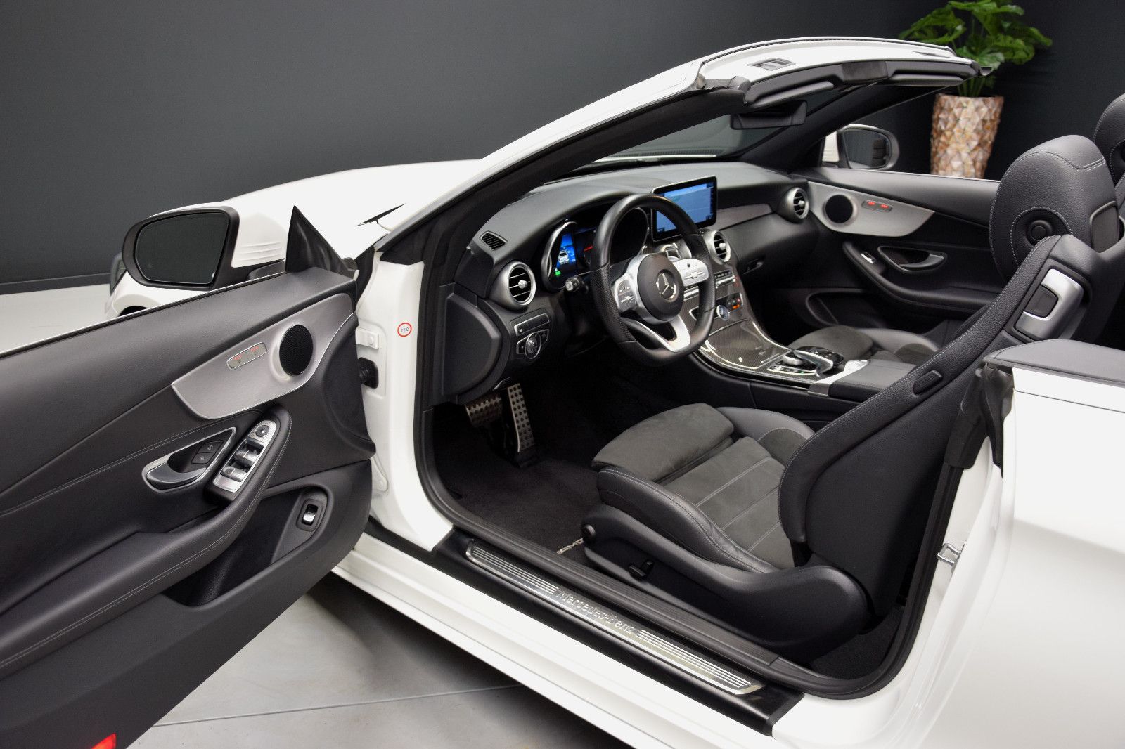 Fahrzeugabbildung Mercedes-Benz C 200 Cabrio 9G-TRONIC AMG-Line HuD Kamera LED