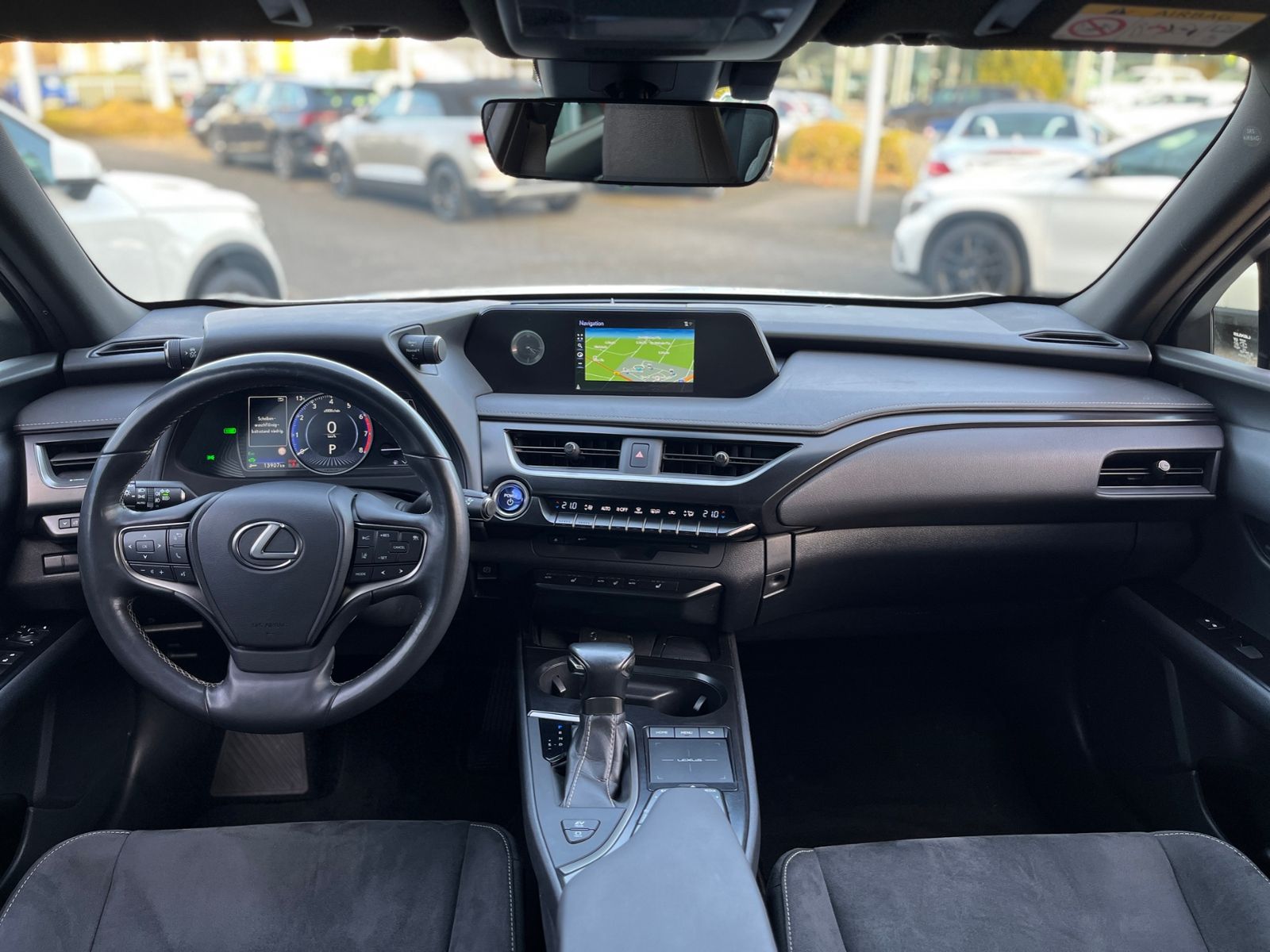 Fahrzeugabbildung Lexus UX 250 h Launch Edition LED NAV SHZ RFK