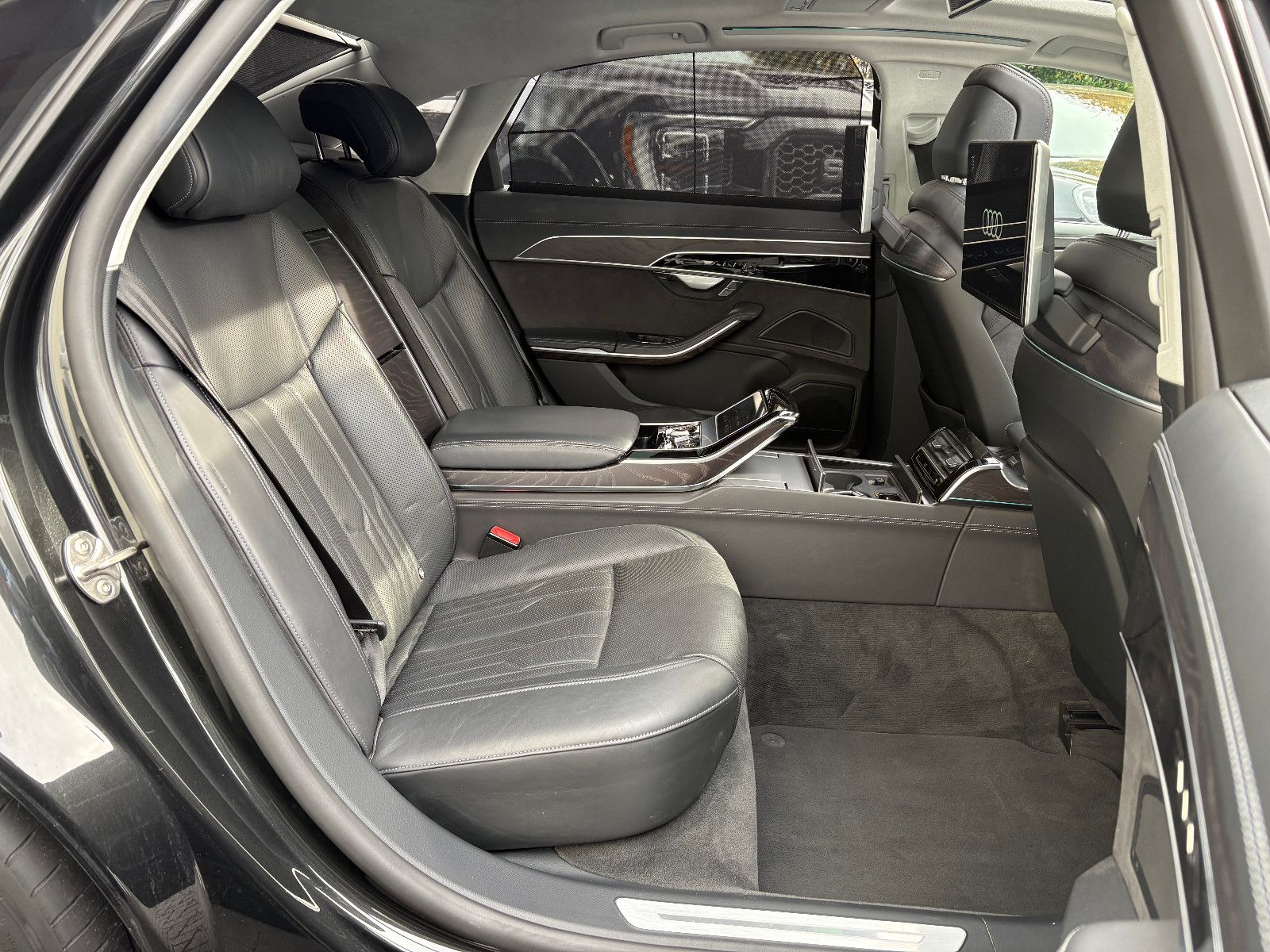Fahrzeugabbildung Audi A8 60 TFSI e L quattro/Chauffeur-Paket/Fond-TV/