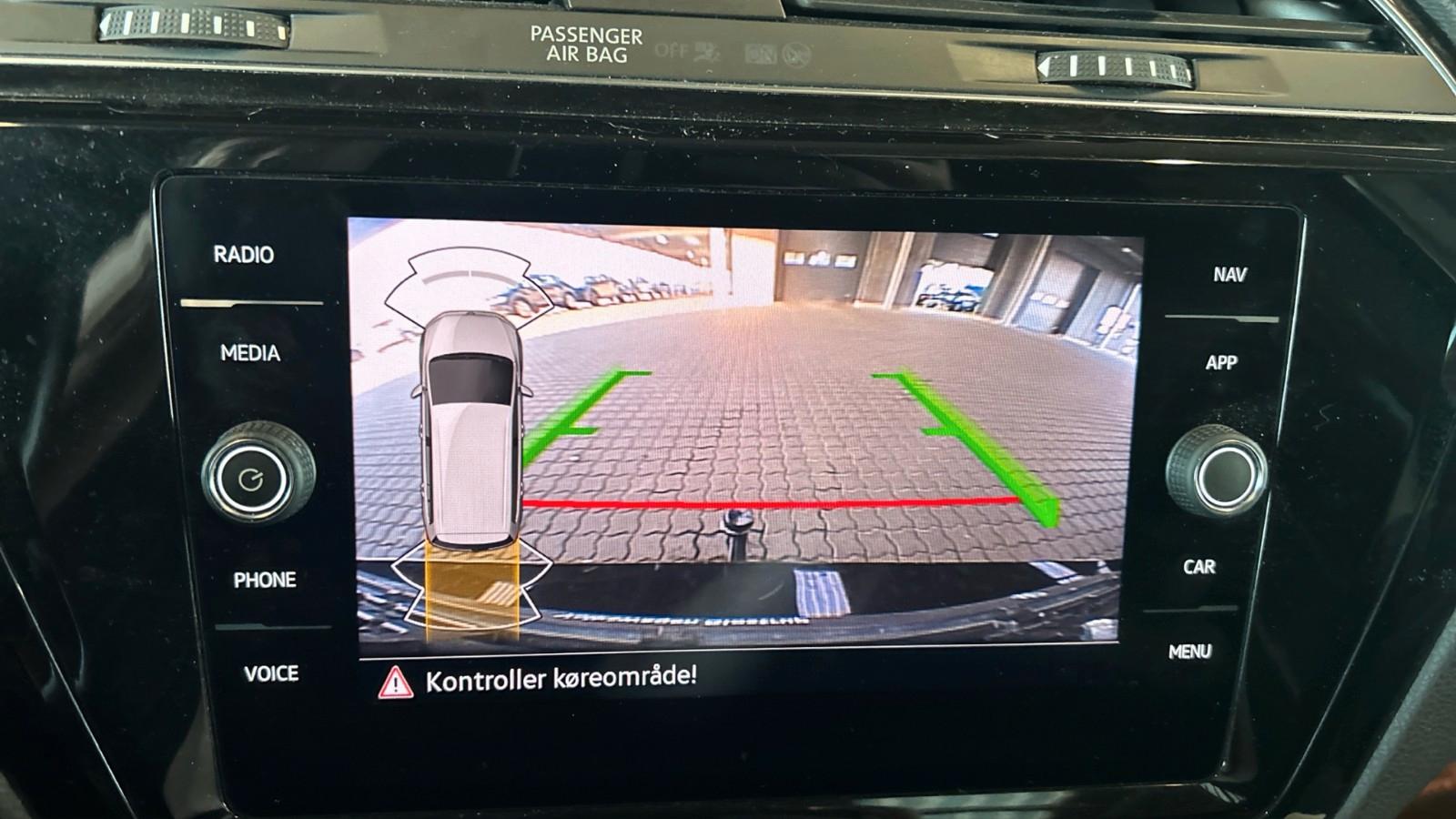 Volkswagen Touran R-Line High.7Sitze Navi Cockpit Pano.RFK AHK ACC, миниатюра 9