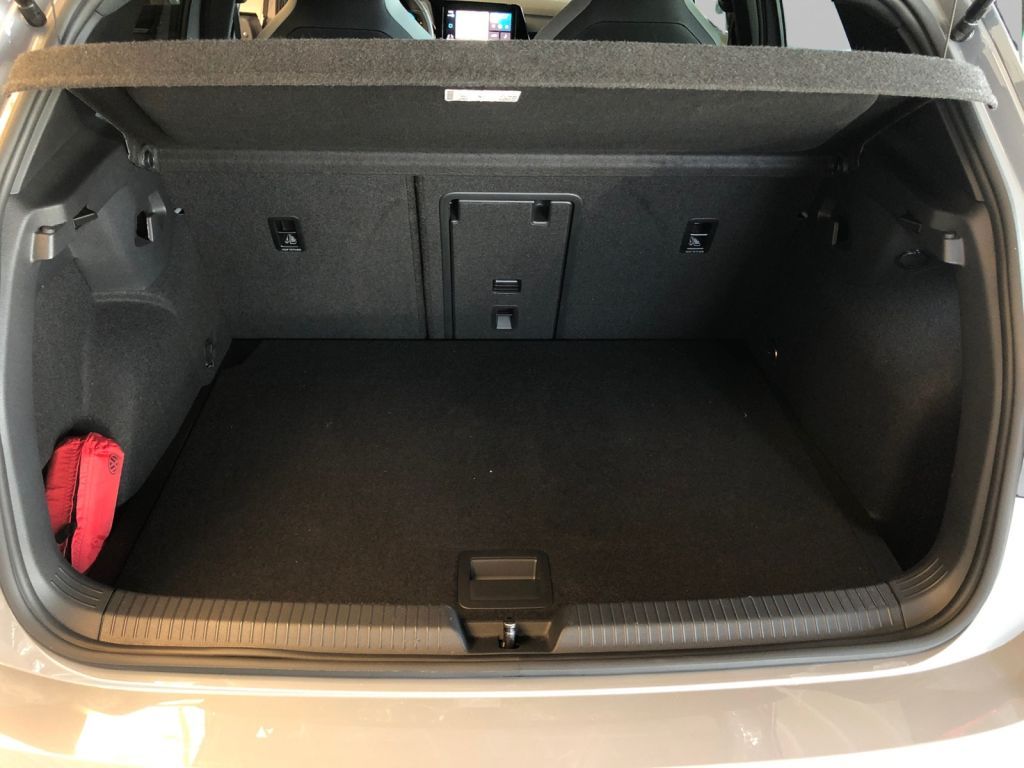 Fahrzeugabbildung Volkswagen Golf 1.5 eTSI OPF DSG R-Line