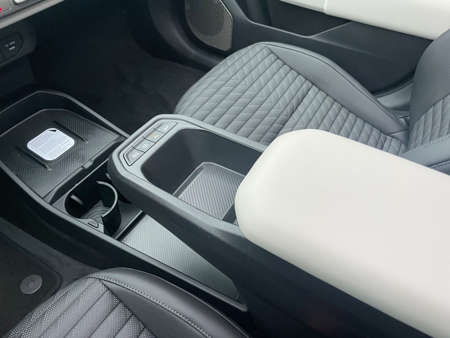 Fahrzeugabbildung Kia EV4 Fastback Kamera Schiebedach Sitzbelüftung