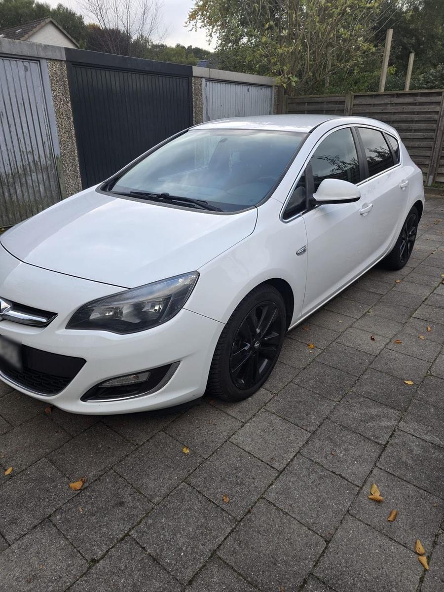 Opel Astra 2013 — rear view