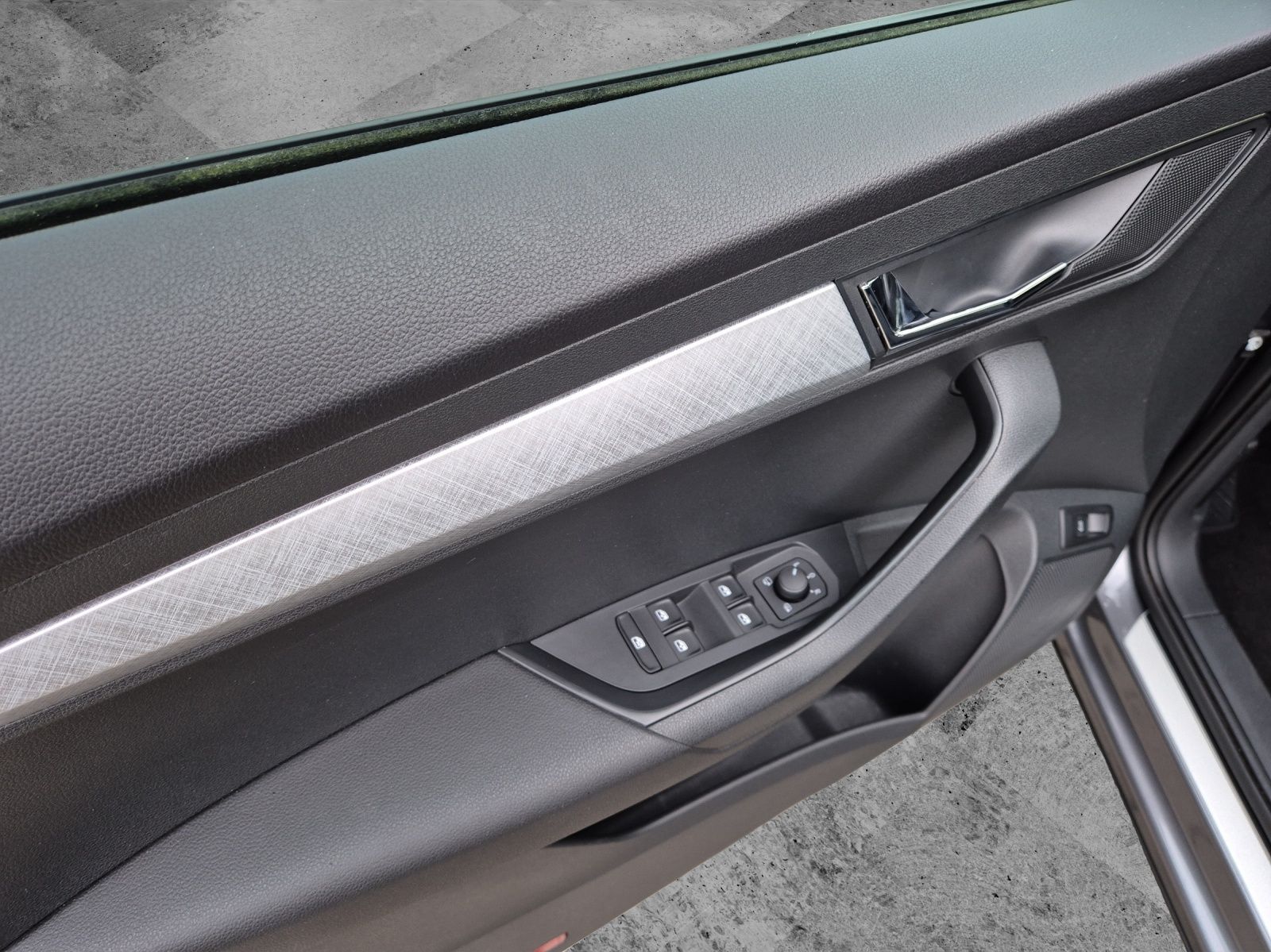 Fahrzeugabbildung SKODA Karoq TSI Tour DSG LED Navi ACC RFK SH