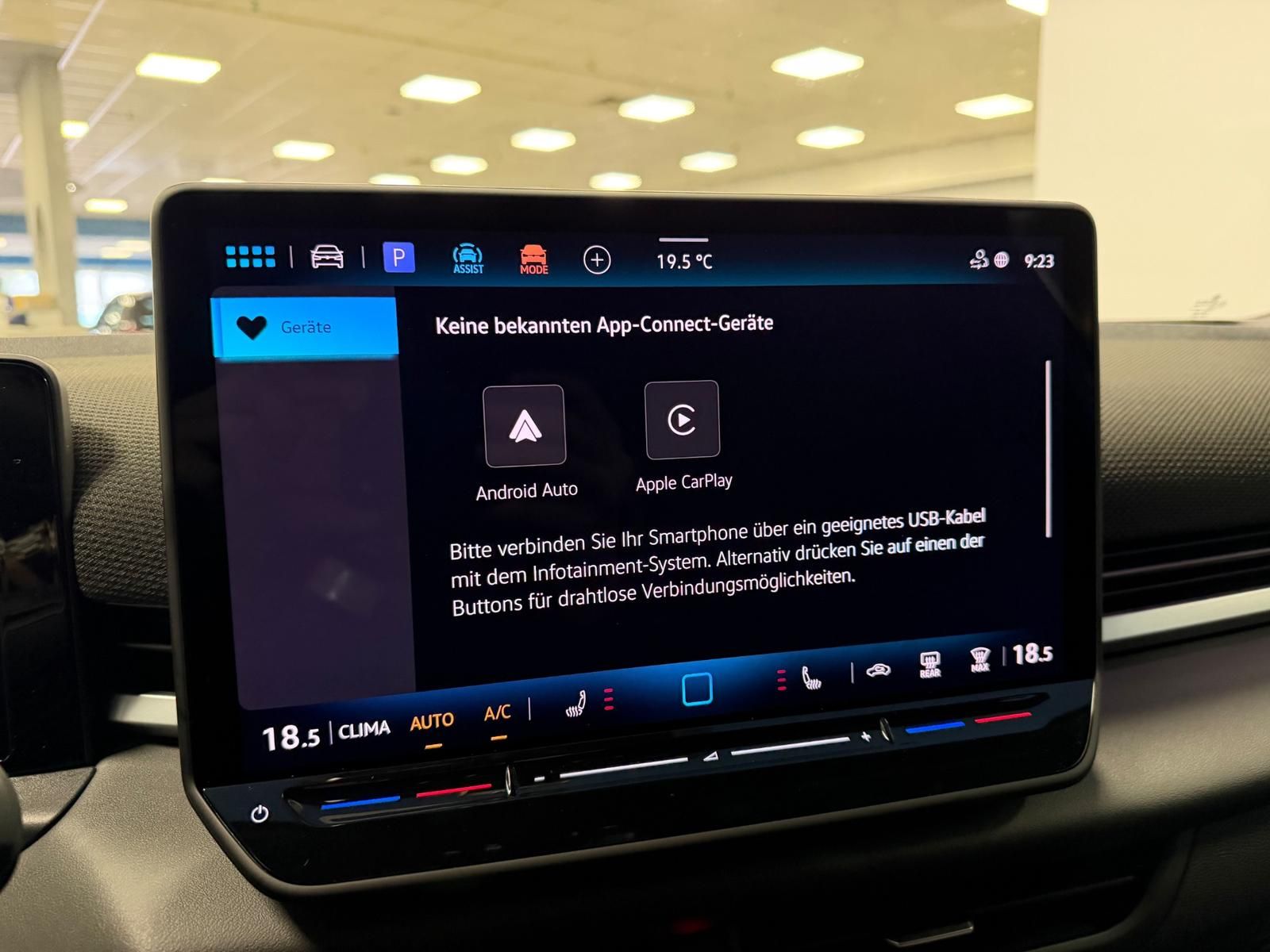 Fahrzeugabbildung Volkswagen T-Roc 1.5 eTSI DSG R-Line+AHK+ACC+TOTWINKEL+RFK+