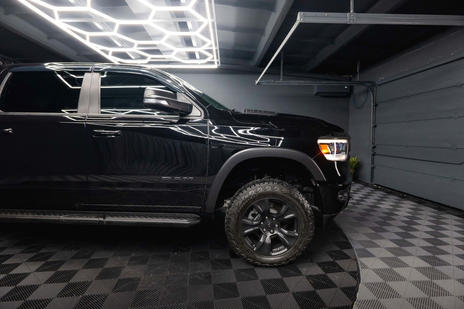 Fahrzeugabbildung Dodge RAM 5.7 V8 HEMI 4x4 Built to Serve AXLE LOCK 19%