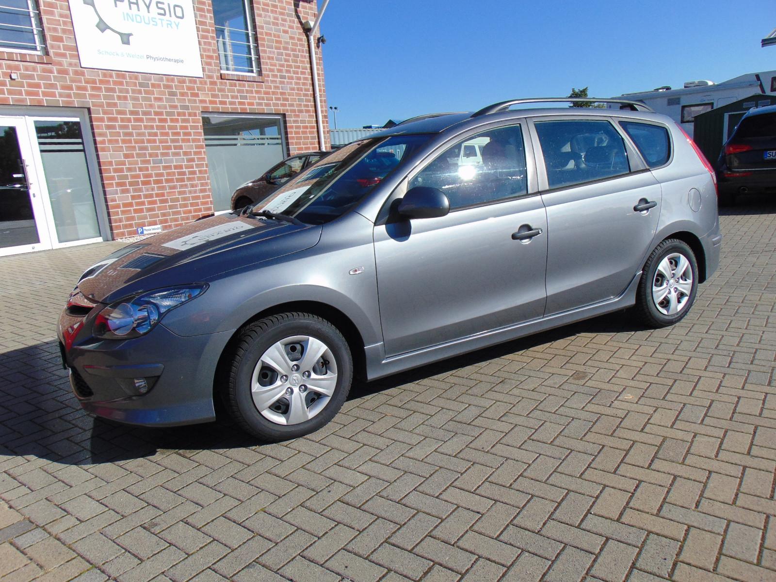 Hyundai i30 2011 — rear view
