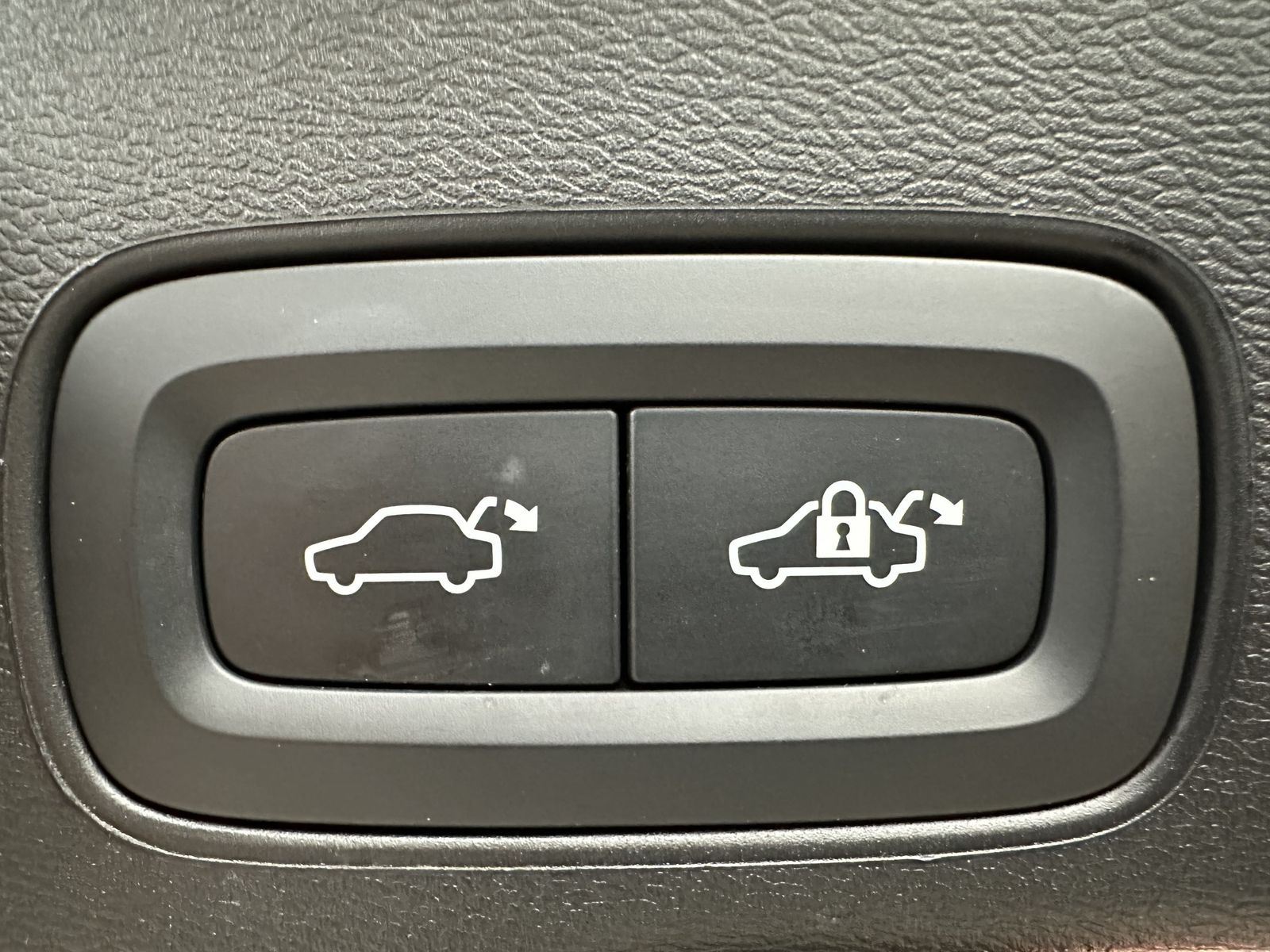 Fahrzeugabbildung Volvo XC60 T6 Plus Dark AT AWD NAV+LED+ACC+360°+PANO