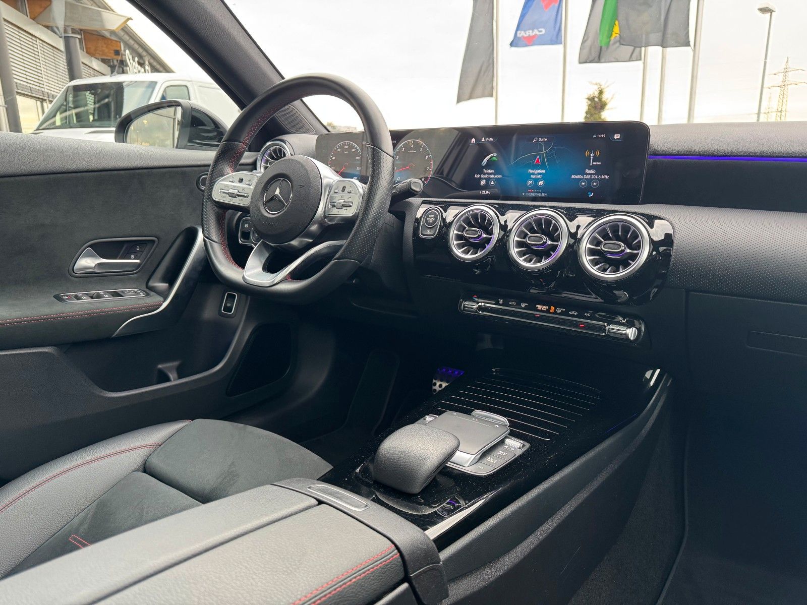 Fahrzeugabbildung Mercedes-Benz A 200 AMG 19"+Ambiente+R-Kamera+Pano+LED+MBUX