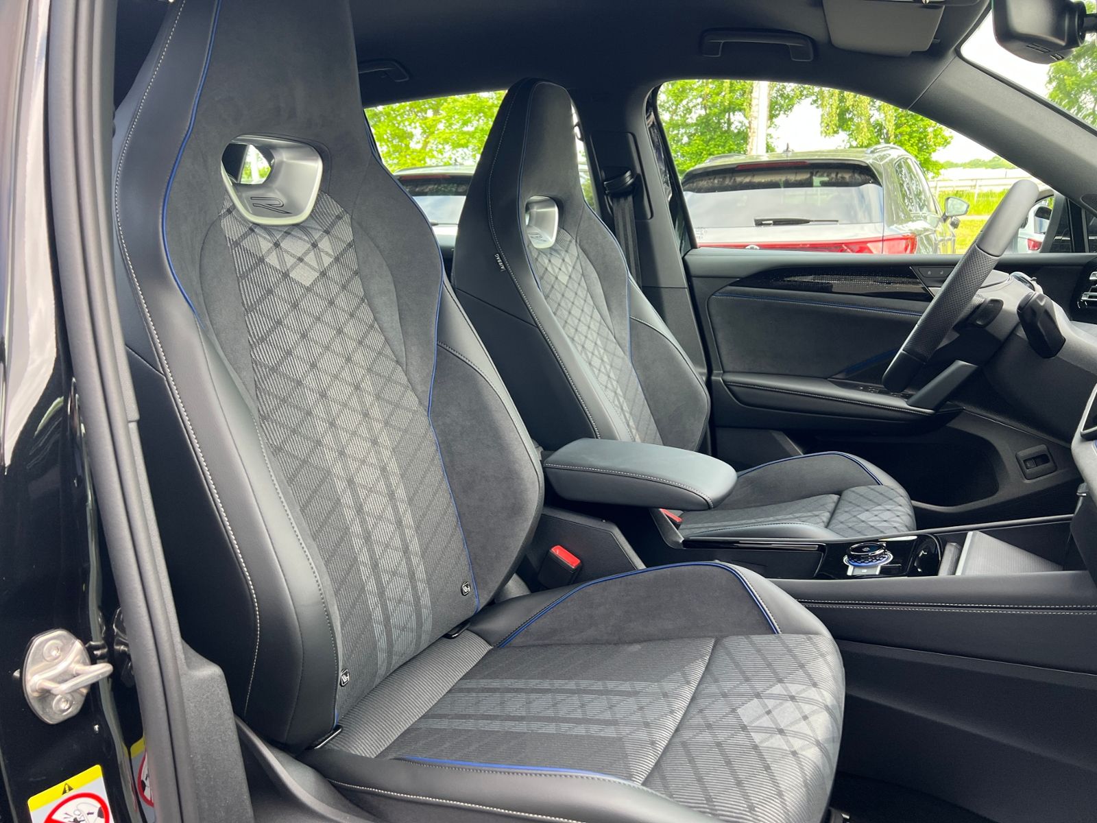 Fahrzeugabbildung Volkswagen Tiguan R-Line 1.5 eTSI DSG *AHK, IQ.Light, ACC,