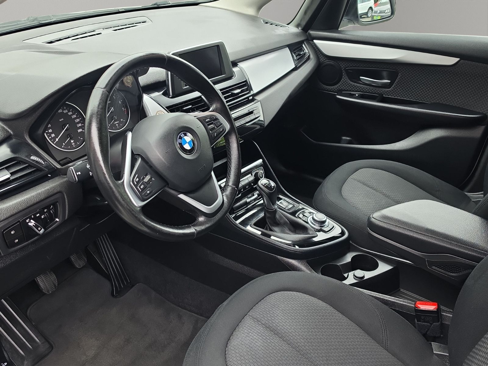Fahrzeugabbildung BMW 218 2 Active Tourer 218 i TÜV SERVICE NEU