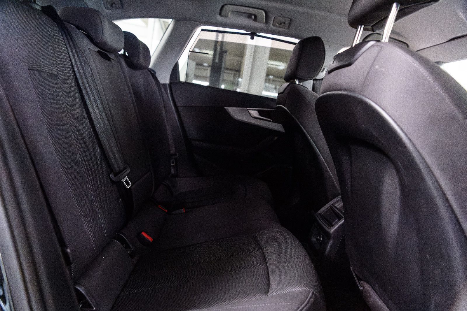 Fahrzeugabbildung Audi A4 35 TFSI S tronic advanced Avant LED/SZH/NAVI