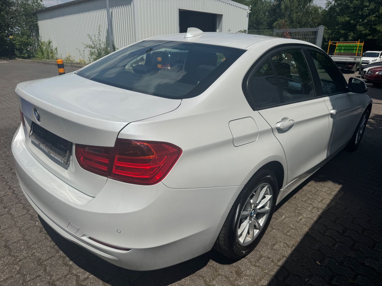 Fahrzeugabbildung BMW 318 Baureihe 3 Lim. 318 d xDrive Navi+Bluetooth