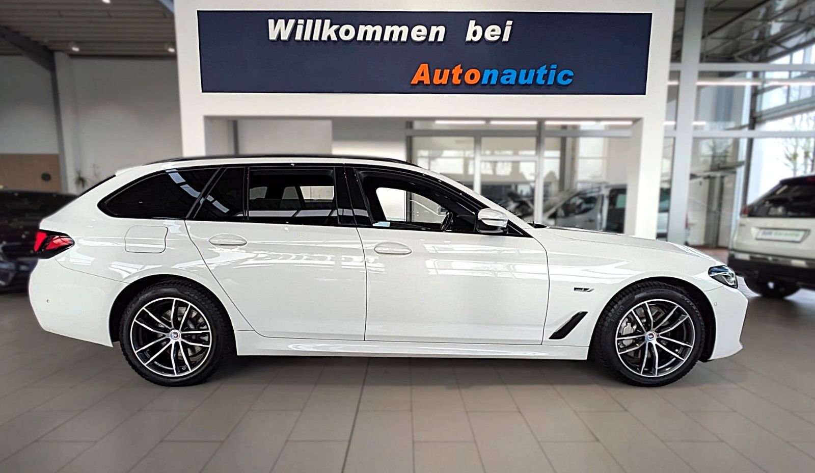 Fahrzeugabbildung BMW 530e M SPORT VIRTUAL HUD NAVI LASER LEDER AHK