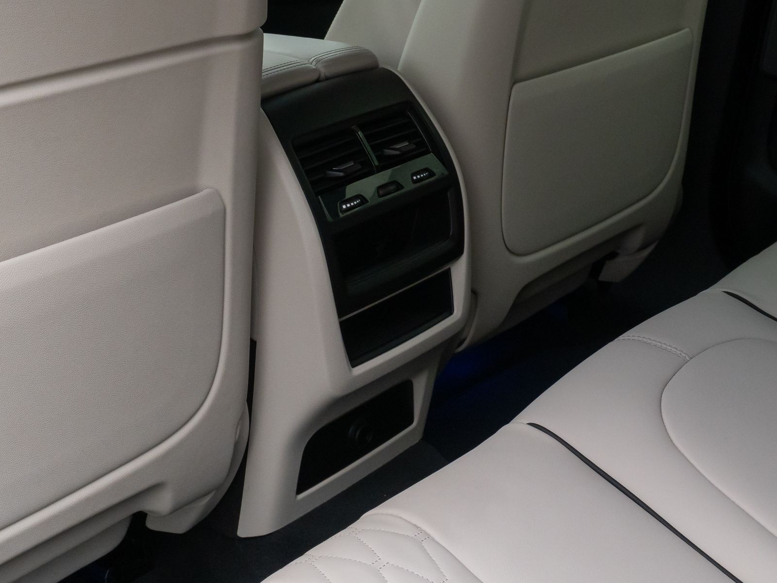 Fahrzeugabbildung BMW X6 xD40d M Sport 360° HUD H/K 22Zoll Individual