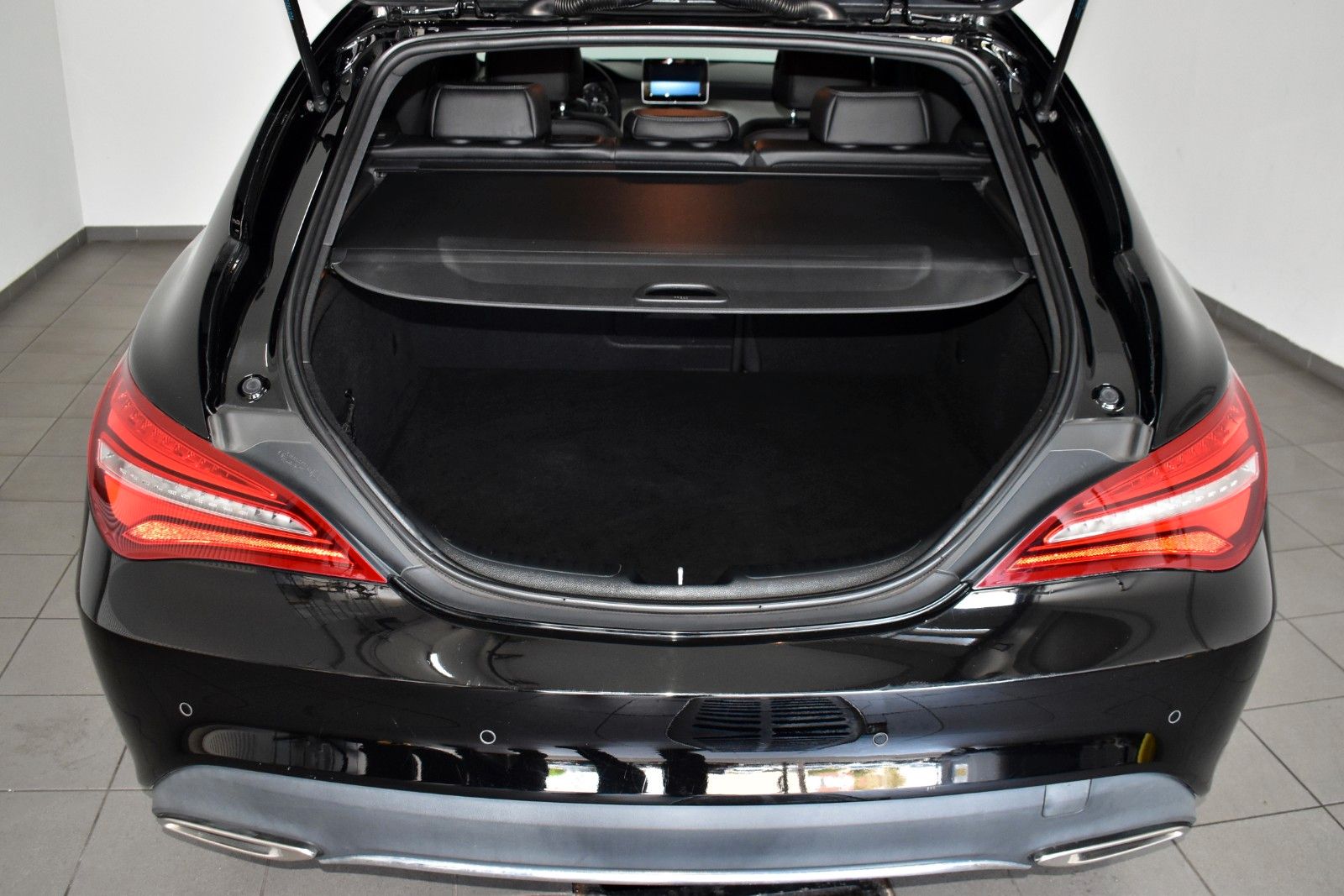 Fahrzeugabbildung Mercedes-Benz CLA 180 SB, Urban Leder,Navi,LED,8fach bereift!