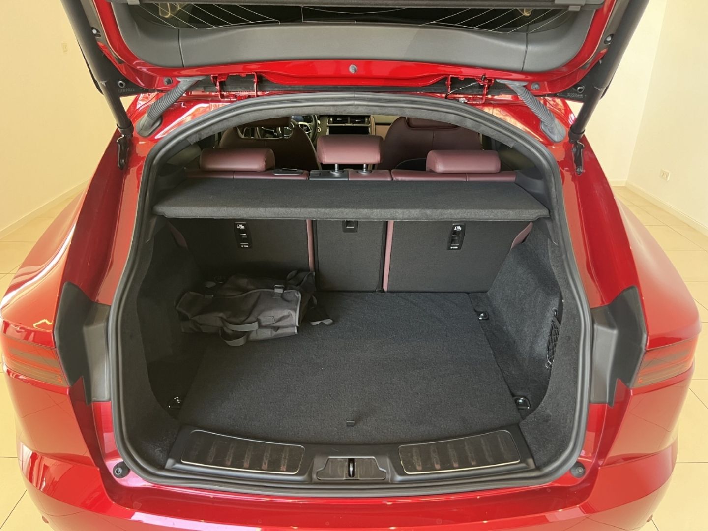 Fahrzeugabbildung Jaguar E-Pace P300e R-Dynamic HSE Plug-In Hybrid HUD  P