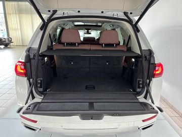 Fahrzeugabbildung BMW X7 xDrive 30d Massage DisplKey SoftCl Laser Voll