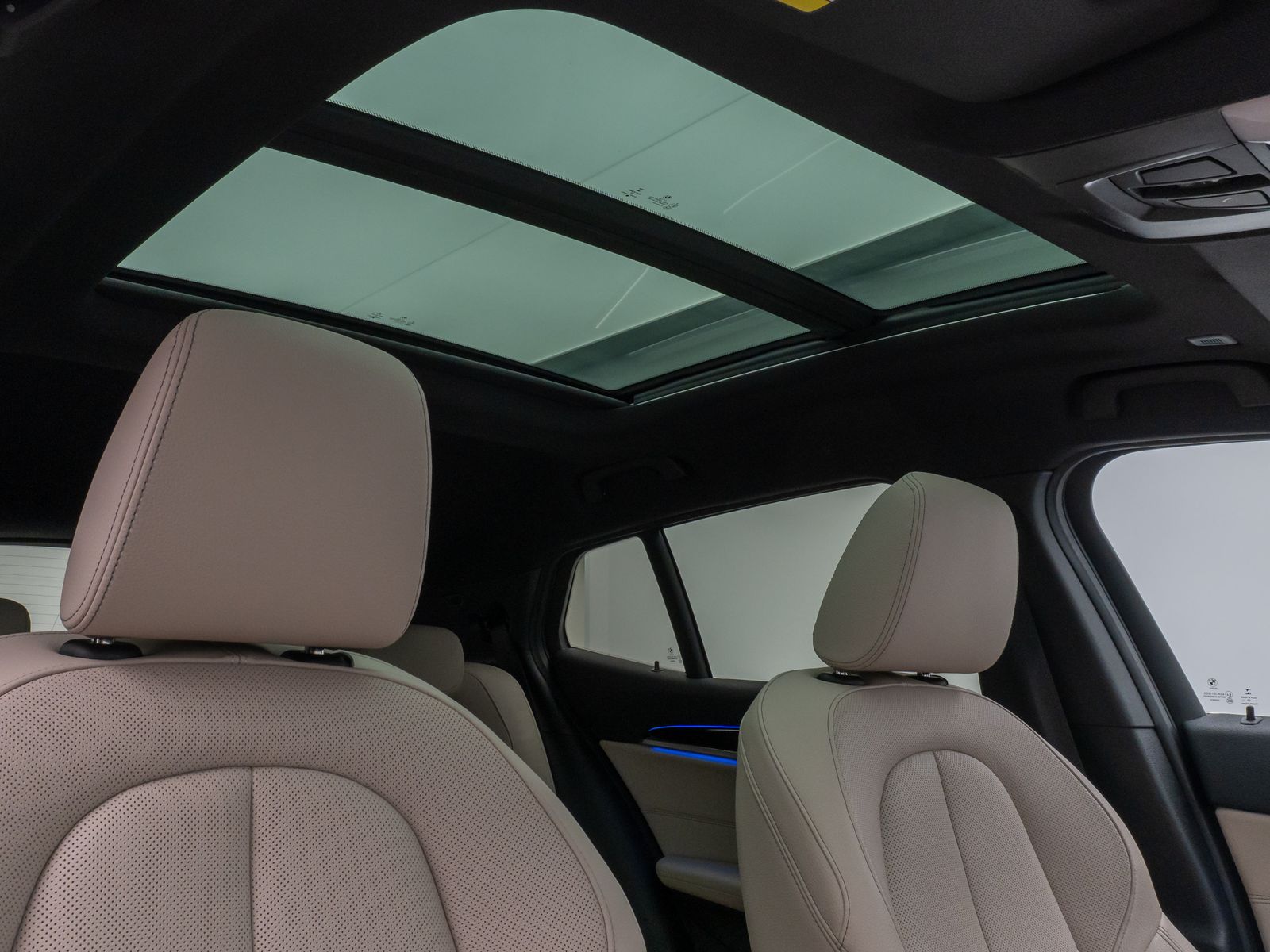 Fahrzeugabbildung BMW X2 xD20d M Sport Panorama Kamera HUD DAB Komfort