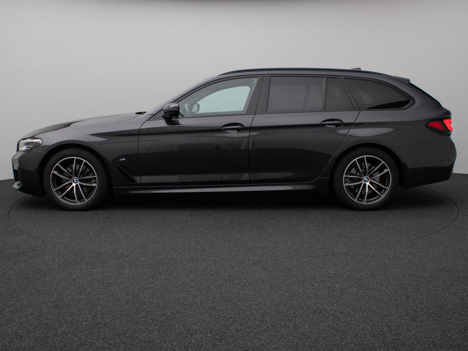 Fahrzeugabbildung BMW 520d xD M Sport Panorama Kamera DAB AHK Alarm