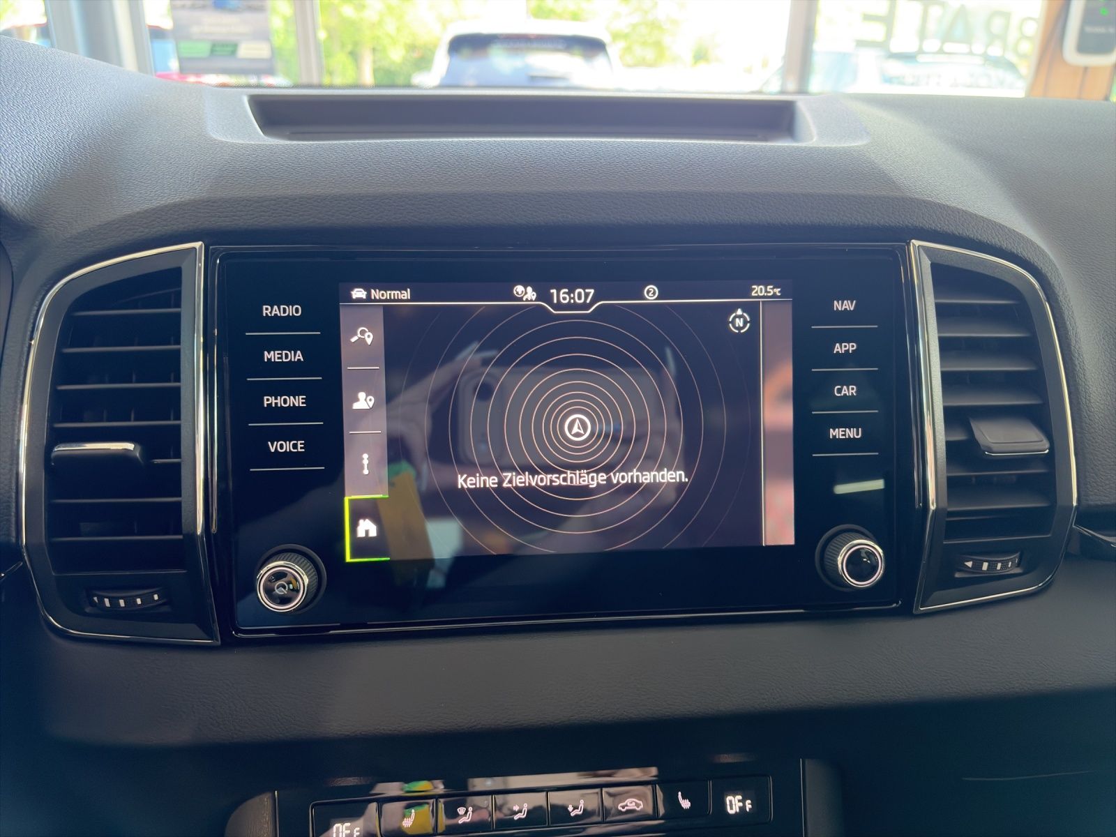 Fahrzeugabbildung SKODA Karoq 1.5 TSI Balance DSG MATRIX AHK ACC 3 J ASG