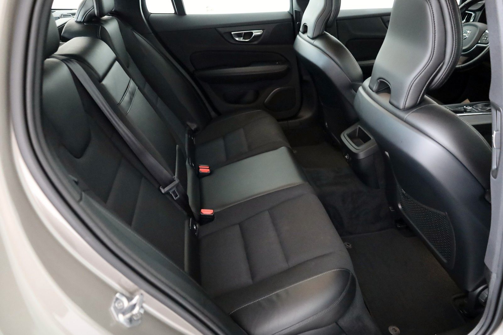 Fahrzeugabbildung Volvo V60 Momentum, T.Leder,Navi,LED,SH,PDC,AHK