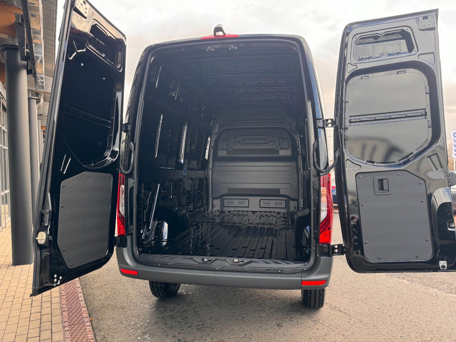 Fahrzeugabbildung Mercedes-Benz Sprinter 419 CDI 4x4 3665 Klimaautom Kamera