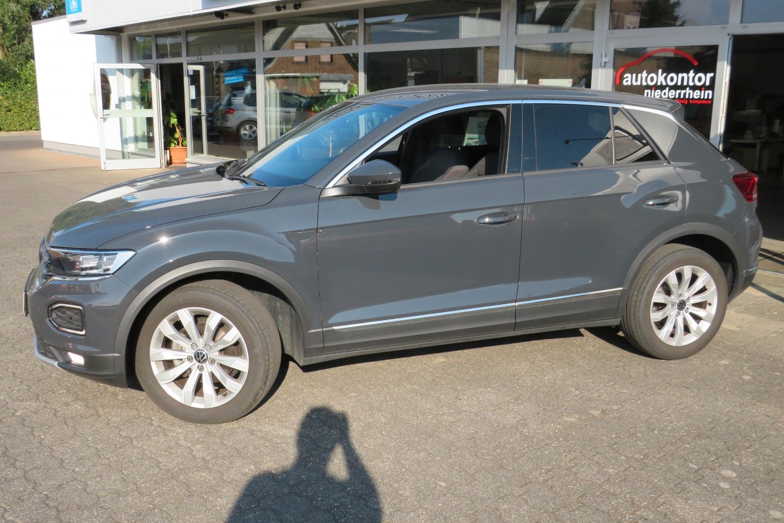 Fahrzeugabbildung Volkswagen T-Roc Sport ACC LED PDC NAVI DAB 1.HAND