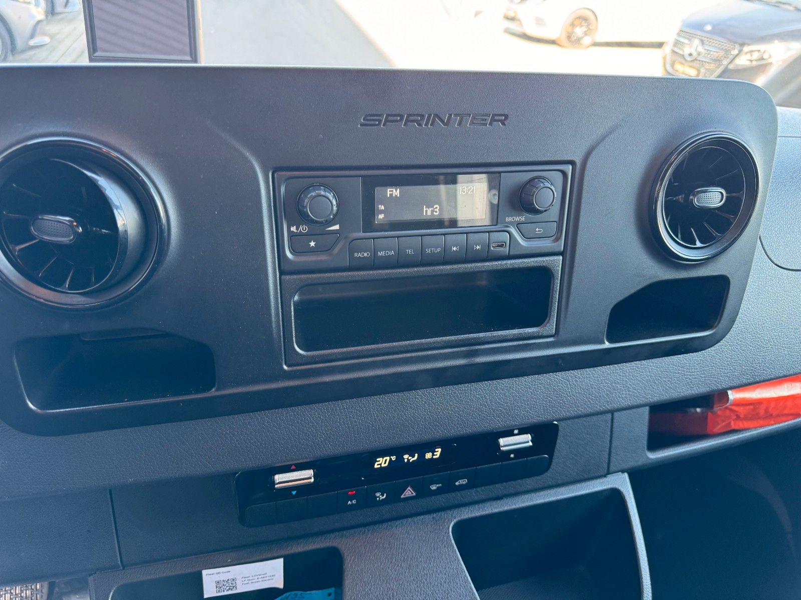 Fahrzeugabbildung Mercedes-Benz eSprinter 312 DHL Regal KEP-Ausbau