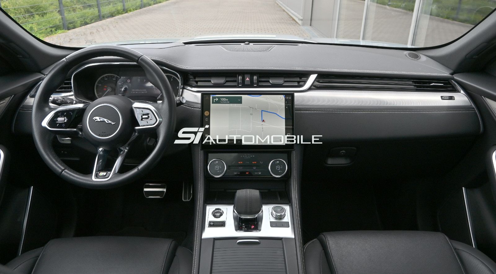 Fahrzeugabbildung Jaguar F-Pace D300 R-DYNAMIC SE AWD °ACC°AHK°HUD°PANO°