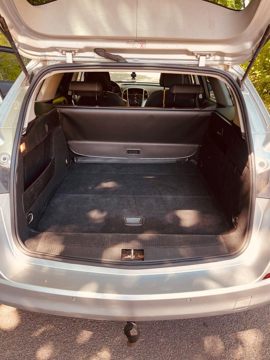 Opel Astra 2011 — photo 8