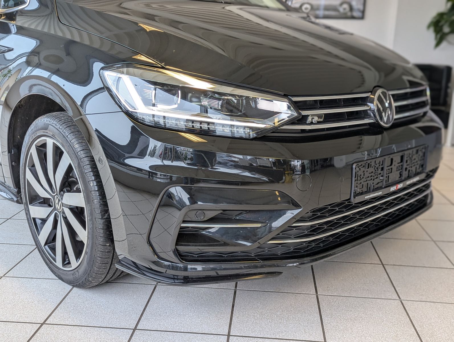 VW Touran 2.0 DSG R-Line High. Pano 7-Si IQ.Dri AHK - Image 9