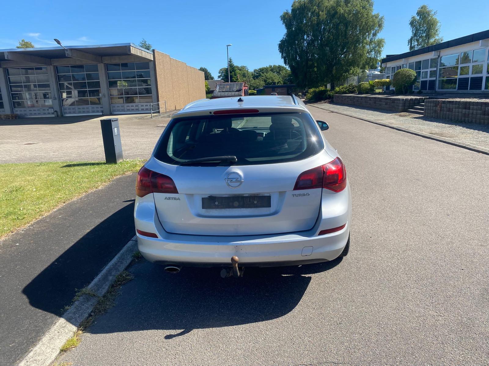 Opel Astra 2012 — rear view