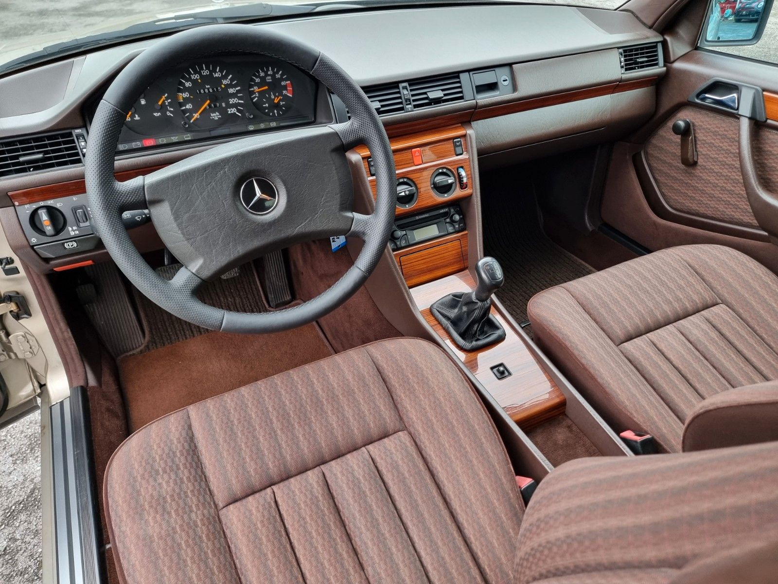 Fahrzeugabbildung Mercedes-Benz 230 E/Schiebedach/AHK/H-Zul./Sehr schöner Zust.
