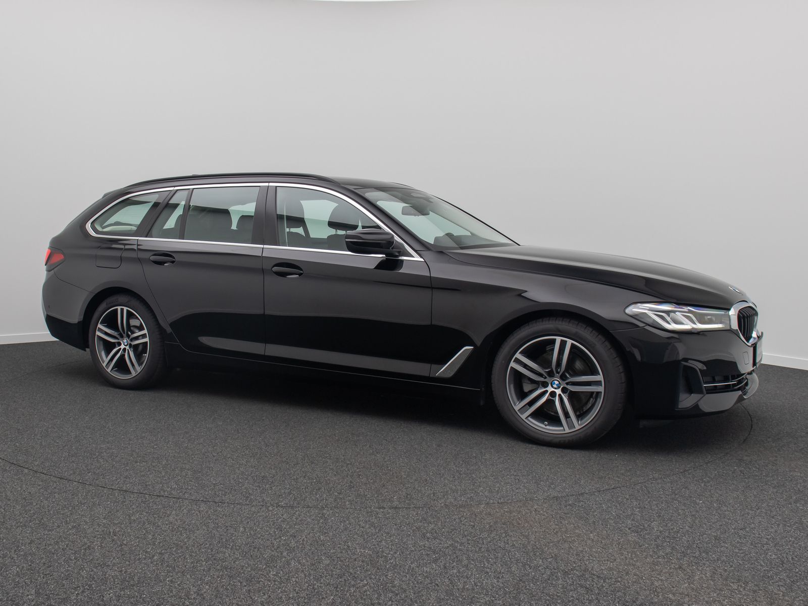 Fahrzeugabbildung BMW 520d xD Kamera HUD DAB Laser Panorama Leder 19"