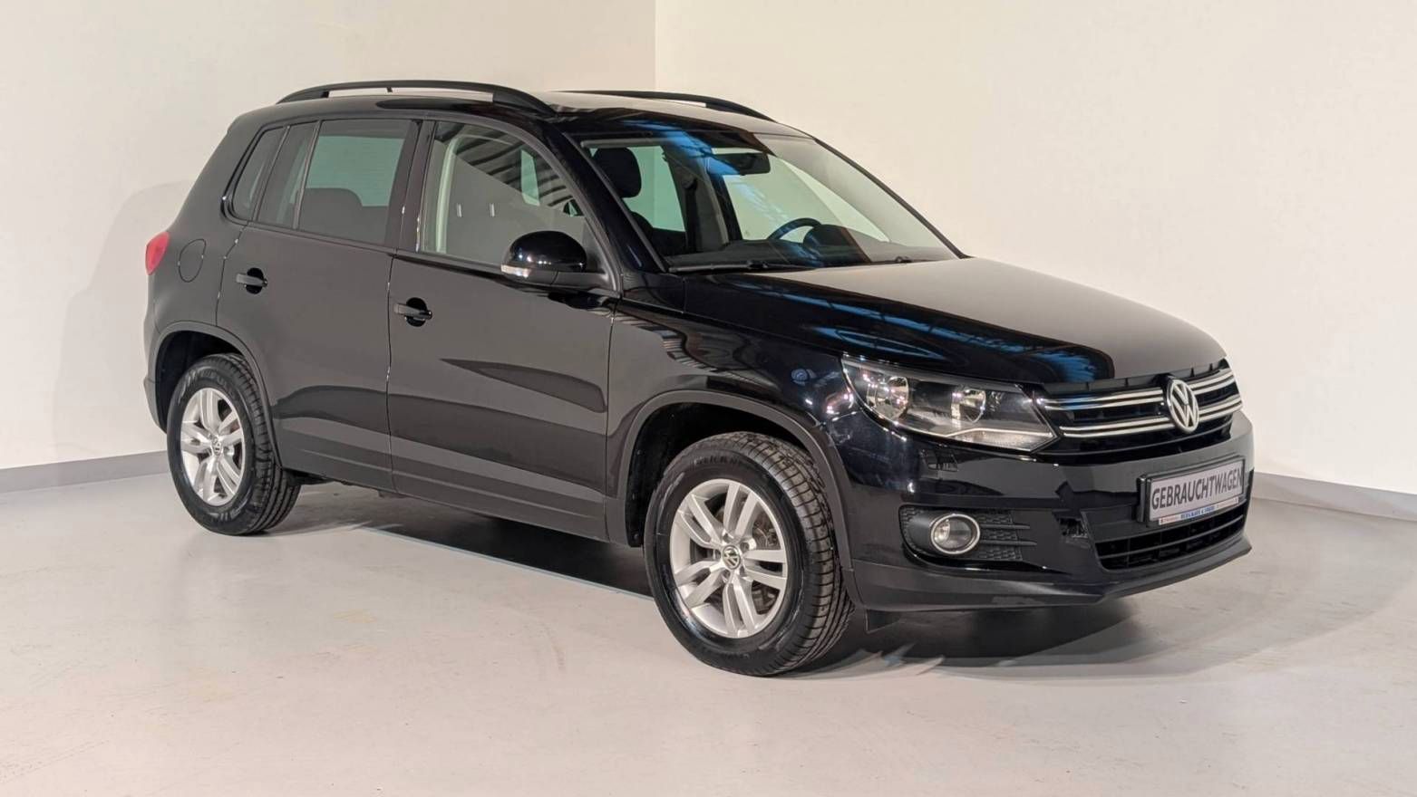 Volkswagen Tiguan - 1